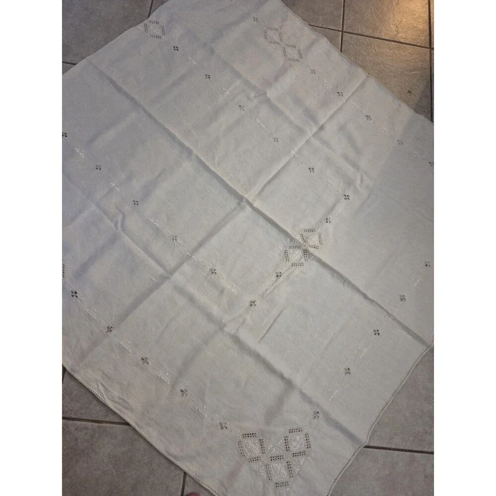 Vtg Cut Work Pull Work Finely Embroidered Linen Tablecloth Apprx 108 x 55